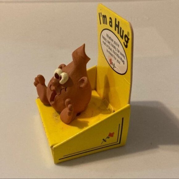 Vintage Hug Figurine Novelty Kitsch Stocking Stuffer in Packaging - Picture 7 of 11